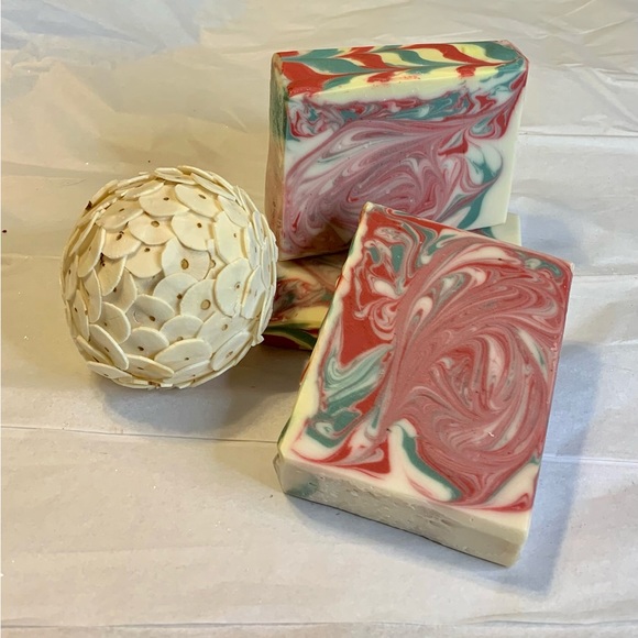 Hand Crafted Artisan Soap with Sweet Peppermint Scent for The Holidays - Picture 11 of 11